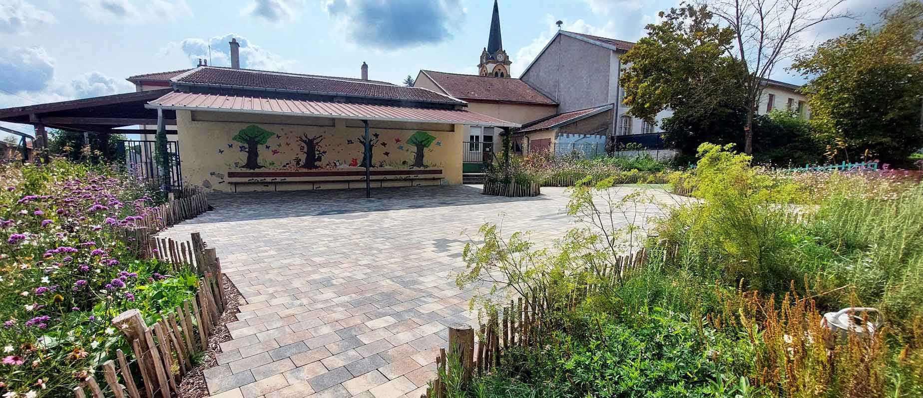 Cour d’école maternelle renaturée