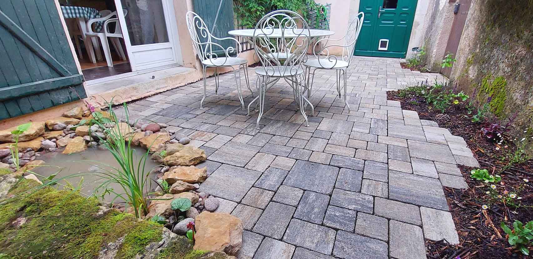 Rénovation de terrasse perméable avec bassin naturel