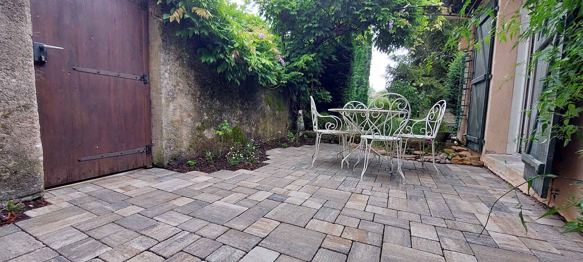 Rénovation de terrasse perméable avec bassin naturel